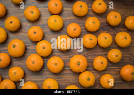 Saftige Orangen Mandarinen auf einem hölzernen Hintergrund. Obst. Hintergrund Stockfoto