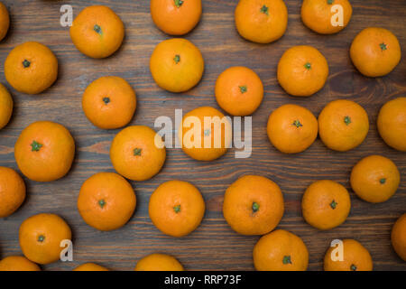 Saftige Orangen Mandarinen auf einem hölzernen Hintergrund. Obst. Hintergrund Stockfoto