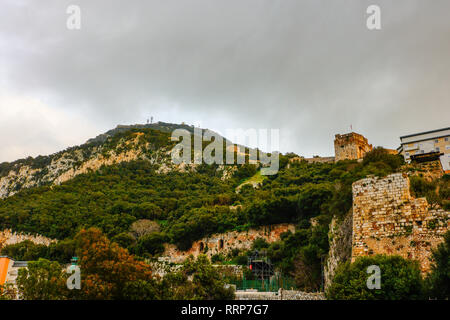 Blick auf die maurische Burg in Gibraltar. Gibraltar, Britisches Überseegebiet. Stockfoto