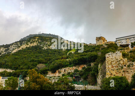 Blick auf die maurische Burg in Gibraltar. Gibraltar, Britisches Überseegebiet. Stockfoto