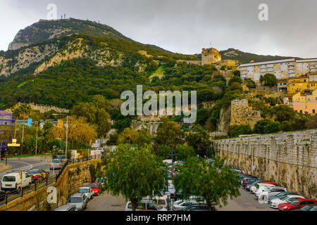 Blick auf die maurische Burg in Gibraltar. Gibraltar, Britisches Überseegebiet. Stockfoto