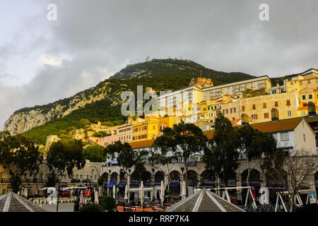 Blick auf die maurische Burg in Gibraltar. Gibraltar, Britisches Überseegebiet. Stockfoto