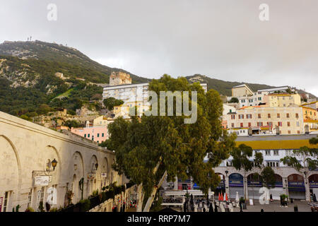 Blick auf die maurische Burg in Gibraltar. Gibraltar, Britisches Überseegebiet. Stockfoto