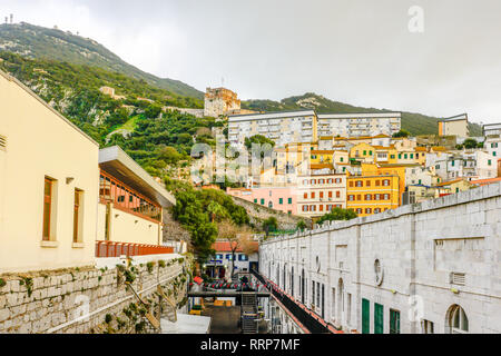 Blick auf die maurische Burg in Gibraltar. Gibraltar, Britisches Überseegebiet. Stockfoto