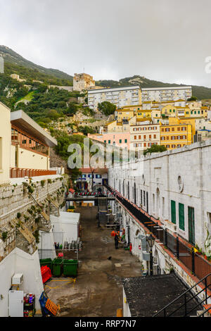 Blick auf die maurische Burg in Gibraltar. Gibraltar, Britisches Überseegebiet. Stockfoto