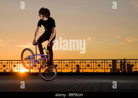 Moskau, Russland - 16 Jul, 2008: Flatland BMX rider Nikita Shakirov funktioniert ein Funky Chicken Trick. Stockfoto