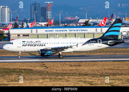 Istanbul/Türkei, 12. Februar 2019: Afriqiah Airbus A320 in Istanbul neue Flughafen (ISL/LFTM) Stockfoto