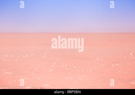 Schöne rosa salzigen See Hintergrund. Dunaliella Salina im Sommer Wärme macht den See rot. Salzkristalle aus lebenden Korallen im Salzwasser von Stockfoto