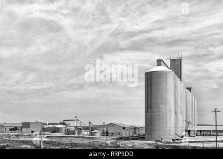 HOPETOWN, SÜDAFRIKA, 1. SEPTEMBER 2018: Getreidesilos und eine Mühle bei Hopetown in der Northern Cape Provinz. Schwarzweiß Stockfoto