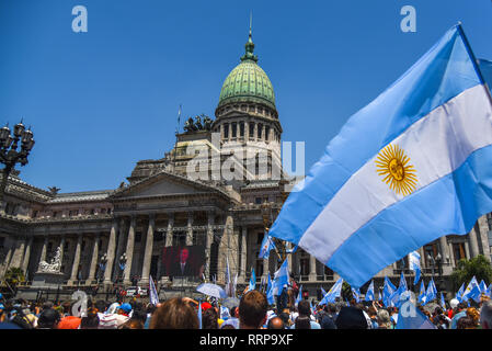 Buenos Aires, Argentinien - 10. Dezember 2015: Unterstützer der neugewählten argentinische Präsident Welle Fahnen am Eröffnungstag an den Kongress. Stockfoto