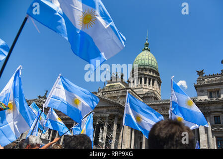 Buenos Aires, Argentinien - 10. Dezember 2015: Unterstützer der neugewählten argentinische Präsident Welle Fahnen am Eröffnungstag an den Kongress. Stockfoto