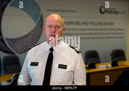 PSNI Chief Constable George Hamilton während einer Pressekonferenz auf der Northern Ireland Policing Board Hauptsitz in Belfast. Stockfoto