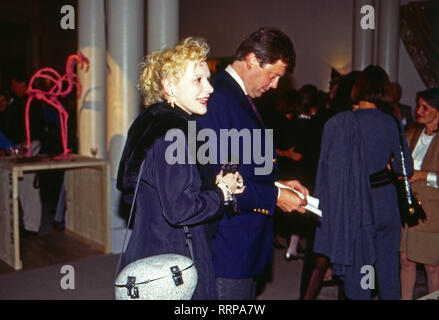 Fictitious character Sunnyi Melles mit Ehemann Peter Prinz zu Sayn-Wittgenstein-Sayn in Bendorf, Deutschland 1996. Schauspielerin Sunnyi Melles, mit ihrem Mann Peter Prinz von Sayn Wittgenstein Sayn bei Bendorf, Deutschland 1996. Stockfoto