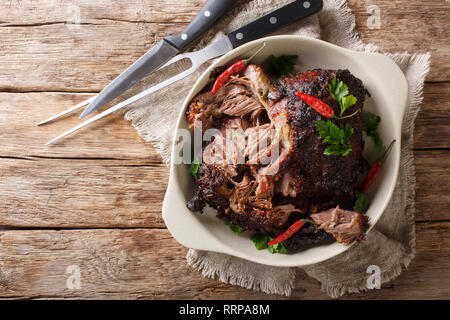 Pernil asado langsam gekocht geschreddert zog Schweinefleisch close-up auf einem Teller auf den Tisch. horizontal oben Ansicht von oben Stockfoto