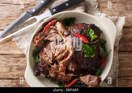 Köstlich würzigen langsam zerfetzt zog Schweinefleisch closeup auf einem Teller auf den Tisch. Horizontal oben Ansicht von oben Stockfoto