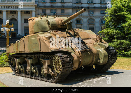 Buenos Aires, Argentinien, Feb 01: Panzer Sherman M4A4 vor dem Libertador Gebäude, Sitz des Bundesministeriums der Verteidigung von Argentinien ist ein ministr Stockfoto