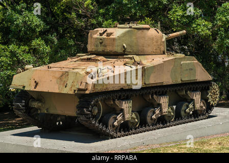 Buenos Aires, Argentinien, Feb 01: Panzer Sherman M4A4 vor dem Libertador Gebäude, Sitz des Bundesministeriums der Verteidigung von Argentinien ist ein ministr Stockfoto