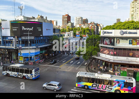 Buenos Aires, Argentinien - 17 Mär, 2016: Antenne tagsüber auf der Straße Cabildo mit Bussen und Fußgänger. Stockfoto