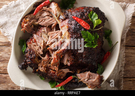 Die nationalen Lateinamerikanischen Gericht aus Pernil Asado zerkleinertem Schweinefleisch closeup auf einem Teller auf den Tisch. horizontal oben Ansicht von oben Stockfoto