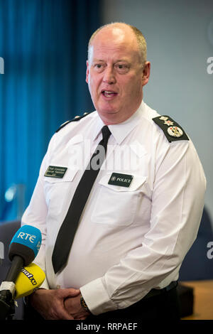 PSNI Chief Constable George Hamilton während einer Pressekonferenz auf der Northern Ireland Policing Board Hauptsitz in Belfast. Stockfoto