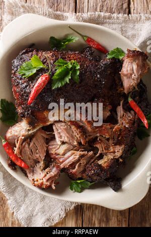 Die nationalen Lateinamerikanischen Gericht aus Pernil Asado zerkleinertem Schweinefleisch closeup auf einem Teller auf den Tisch. Vertikal oben Ansicht von oben Stockfoto