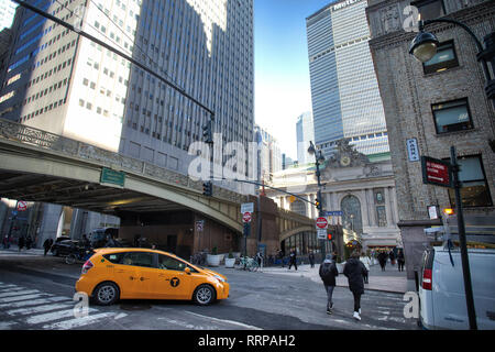 Nicht identifizierte Personen und Taxi, die durch den Eingang des Grand Central Station in New York City, NY Stockfoto