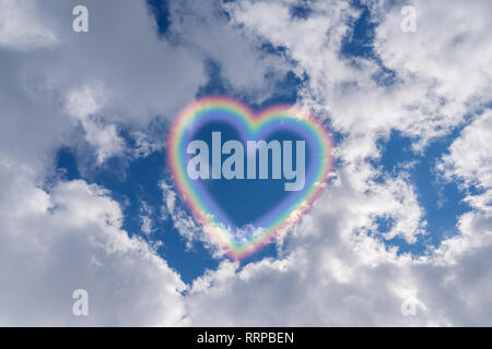 Herzform Regenbogen am Himmel. Stockfoto