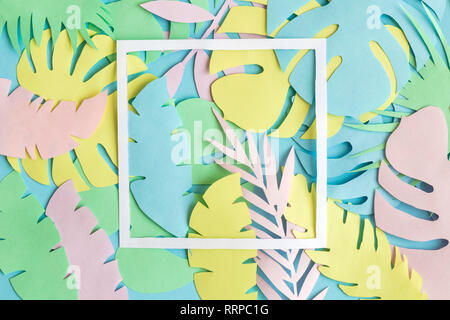 Farbenfrohen Pastelltönen Hintergrund aus tropischen Papier Blätter und weiße Rahmen minimal kreatives Konzept. Stockfoto