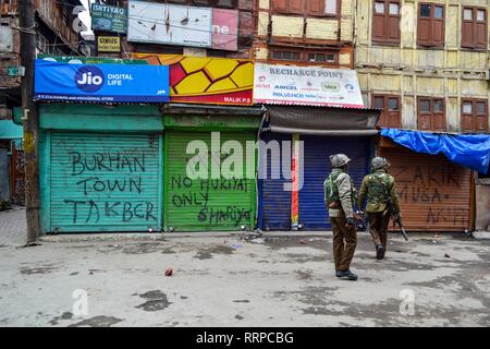 Die regierungstruppen stehen Warnung vor dem Haus der oberen separatistischen leader Yasin Malik, bei einer Razzia durch indische Geheimdienstmitarbeiter in Srinagar, Kashmir. Die nationalen Investigation Agency (NIA) Dienstag sucht auf der Oberseite separatistischen Führern in Kaschmir Valley in einem Terror Finanzierung Fall, sagten Beamte. Die NIA Beamten wurden von der örtlichen Polizei und CRPF begleitet. Unterdessen Auseinandersetzungen ausgebrochen in Maisuma Ort bald nach Spürhunde der nationalen Untersuchungen Agentur durchgeführt Überfälle auf die Separatistischen Führern. Stockfoto