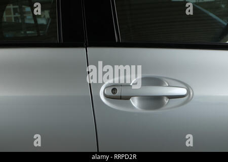 Griff aus einem silbernen Auto Tür Stockfoto