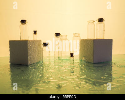 Wenige transparente Flaschen, Wasser spritzt. Leere Glasflaschen Stockfoto