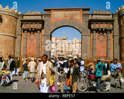 Sana'a, Jemen - Mai 12, 2015 : Stadt von Sana'a, Straßen und Gebäuden der Stadt im Jemen, Sehenswürdigkeiten und Architektur des Nahen Ostens. Stockfoto