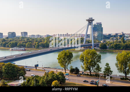 BRATISLAVA, SLOWAKEI - 20. AUGUST 2018: Blick von Bratislava Fortress Hill auf der Donau Fluss und Brücke SNP Stockfoto