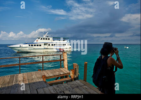 Ankunft der Fähre auf dem Steg des Panuba Inn Resort in Tioman Insel, Malaysia Stockfoto