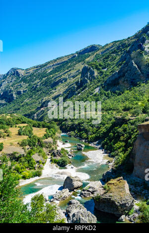 Landschaft der Fluss durch einen Canyon mit Bergrücken fließende Stockfoto