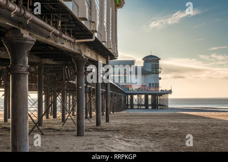 Weston-super-Mare, Somerset, England, Großbritannien - 04 Oktober, 2018: Blick über den Strand und die Grand Pier Stockfoto