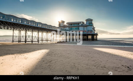 Weston-super-Mare, Somerset, England, Großbritannien - 04 Oktober, 2018: Die untergehende Sonne über den Strand und die Grand Pier Stockfoto