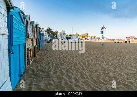 Viking Bay, Broadstairs, Kent, England, Großbritannien - 19 September 2017: Strand Hütten und die Leute am Strand Stockfoto