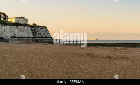 In der Nähe von Cranbrook, Kent, England, Großbritannien - 19 September 2017: Der Strand von Joss Bay mit Häusern auf der Klippe Stockfoto