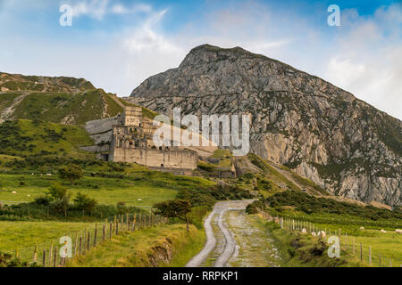 Trefor, Gwynedd, Wales, Großbritannien, 13. Juni 2017: Blick richtung Yr Eifl und das verlassene Trefor Steinbruch Stockfoto