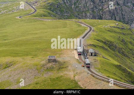 In der Nähe von Llanberis, Gwynedd, Wales, Großbritannien, 14. Juni 2017: Blick von der Llanberis Weg, mit zwei Züge der Snowdon Mountain Railway auf der Clogwyn Sta Stockfoto