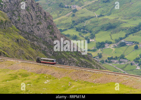 In der Nähe von Llanberis, Gwynedd, Wales, Großbritannien, 14. Juni 2017: Blick von der Llanberis Pfad, mit einem Zug der Snowdon Mountain Railway auf dem Weg zum Clogw Stockfoto