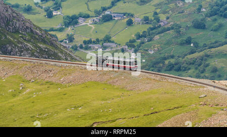 In der Nähe von Llanberis, Gwynedd, Wales, Großbritannien, 14. Juni 2017: Blick von der Llanberis Pfad, mit einem Zug der Snowdon Mountain Railway auf dem Weg zum Clogw Stockfoto