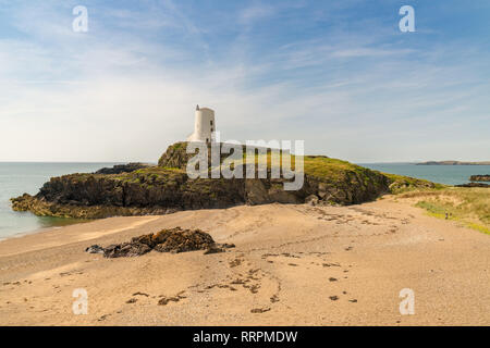 In der Nähe von Niwbwrch, Anglesey, Gwynedd, Wales, Großbritannien, 20. Juni 1017: Twr Mawr Leuchtturm auf Ynys Llanddwyn Stockfoto
