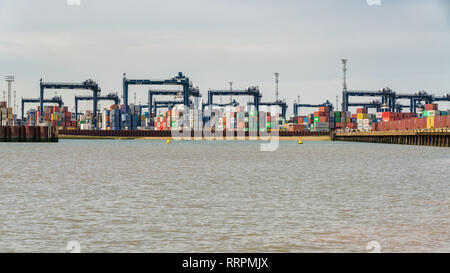 Ipswich, Suffolk, England, Großbritannien - 28 Mai, 2017: Der Hafen von Felixstowe mit einigen Kräne und Container Stockfoto