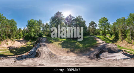 360 Grad Panorama Ansicht von Vollständige nahtlose Panorama 360 um 180 Grad Betrachtungswinkel auf ruiniert militärische Festung aus dem Ersten Weltkrieg in Wald in equirectangular sph abgebrochen