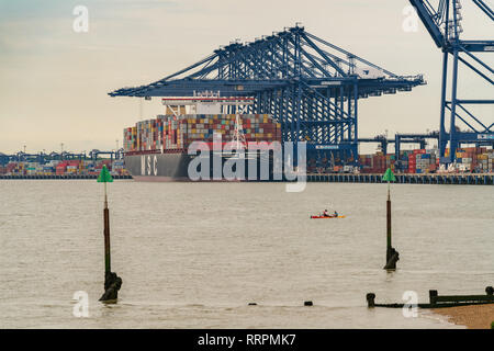 Ipswich, Suffolk, England, Großbritannien - 28 Mai, 2017: Der Hafen von Felixstowe mit einigen Kräne, Container, ein Containerschiff und Leute auf Kanus Stockfoto