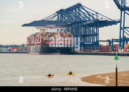 Ipswich, Suffolk, England, Großbritannien - 28 Mai, 2017: Der Hafen von Felixstowe mit einigen Kräne, Container, ein Containerschiff und Leute auf Kanus Stockfoto