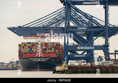 Ipswich, Suffolk, England, Großbritannien - 28 Mai, 2017: Der Hafen von Felixstowe mit einigen Kräne, Container und ein Containerschiff Stockfoto