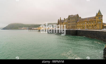 Aberystwyth, Ceredigion, Wales, Großbritannien, 24. Mai 2017: Blick über die Marine Terrasse mit Yr Hen Goleg (Aberystwyth University Old College) auf der rechten Seite Stockfoto